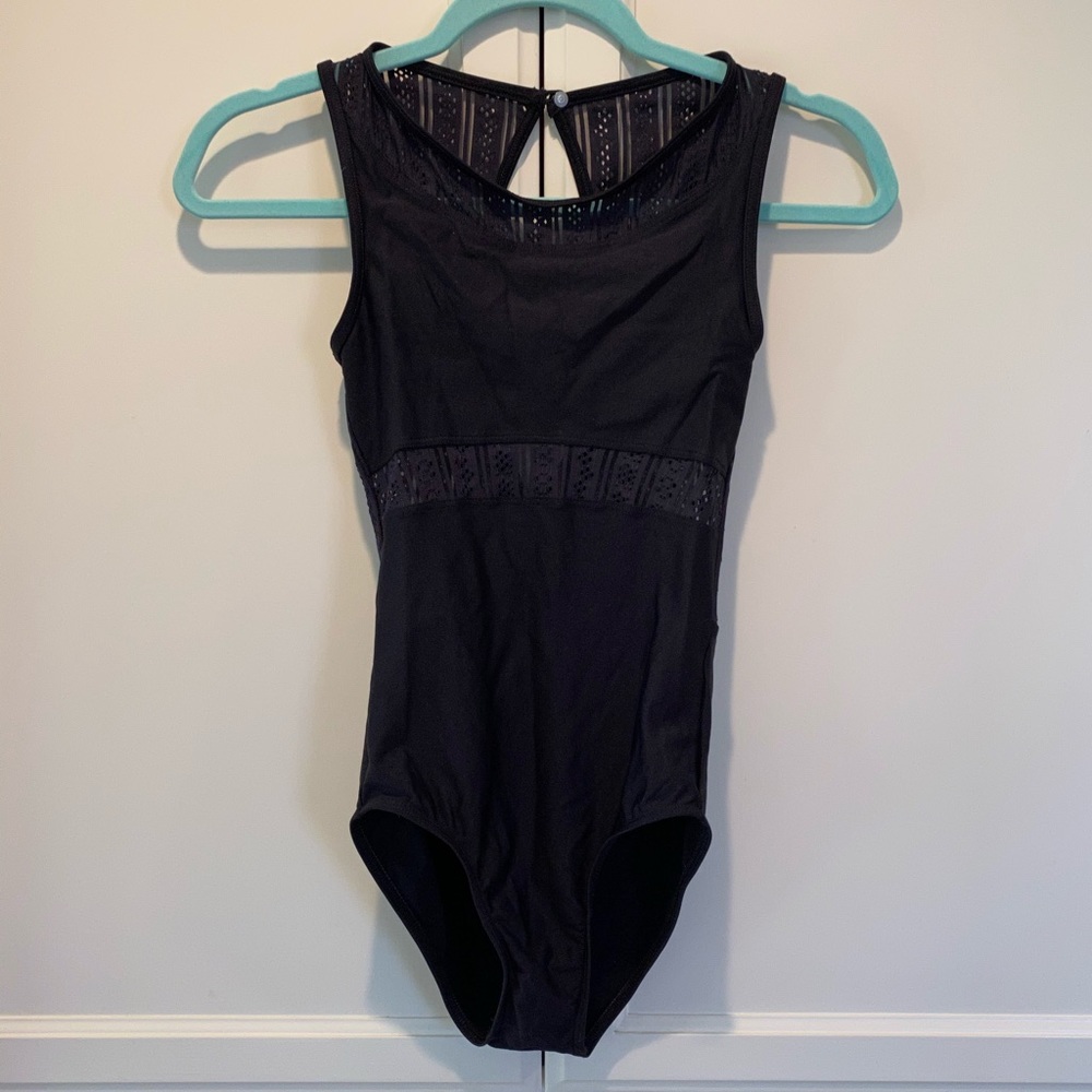 Wear Moi black Leo beautiful detail
